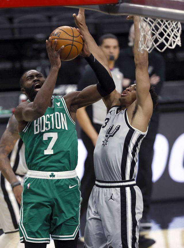 爱游戏官方入口-凯尔特人大胜开拓者，全队庆祝士气大增的简单介绍