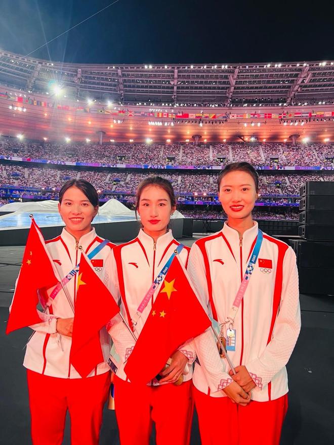 曲棍球赛事中,运动员奋力拼搏的简单介绍 曲棍球赛事中,运动员奋力拼搏的简单介绍