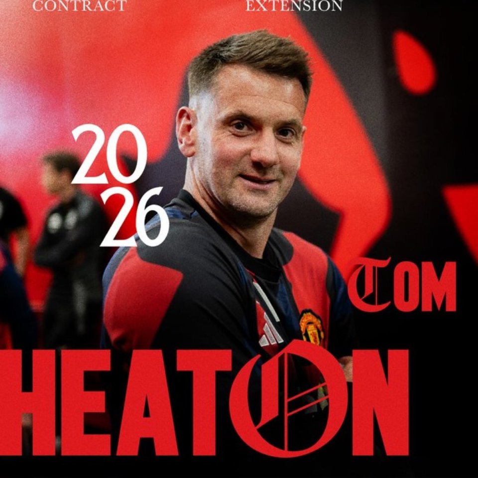 爱游戏在线-曼联门将高接低挡，守住球门不失