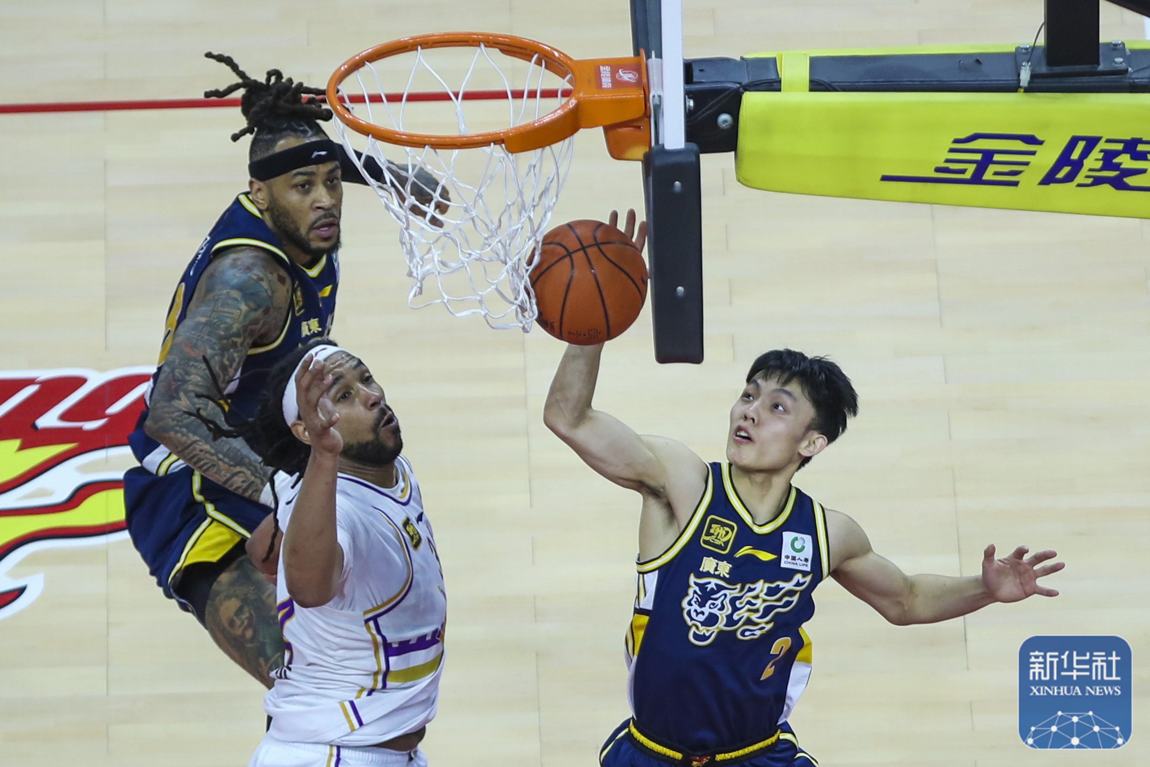 爱游戏下载-球队在比赛中面临困境，最终逆袭取得胜利