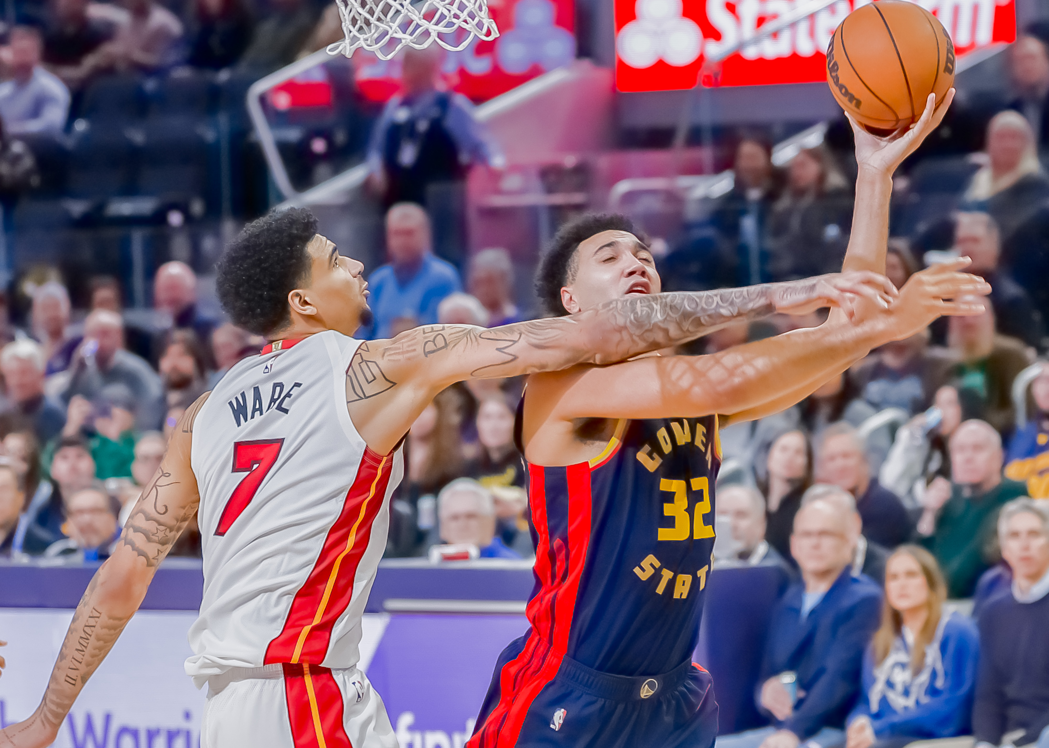 球队在比赛中面临困境，最终逆袭取得胜利