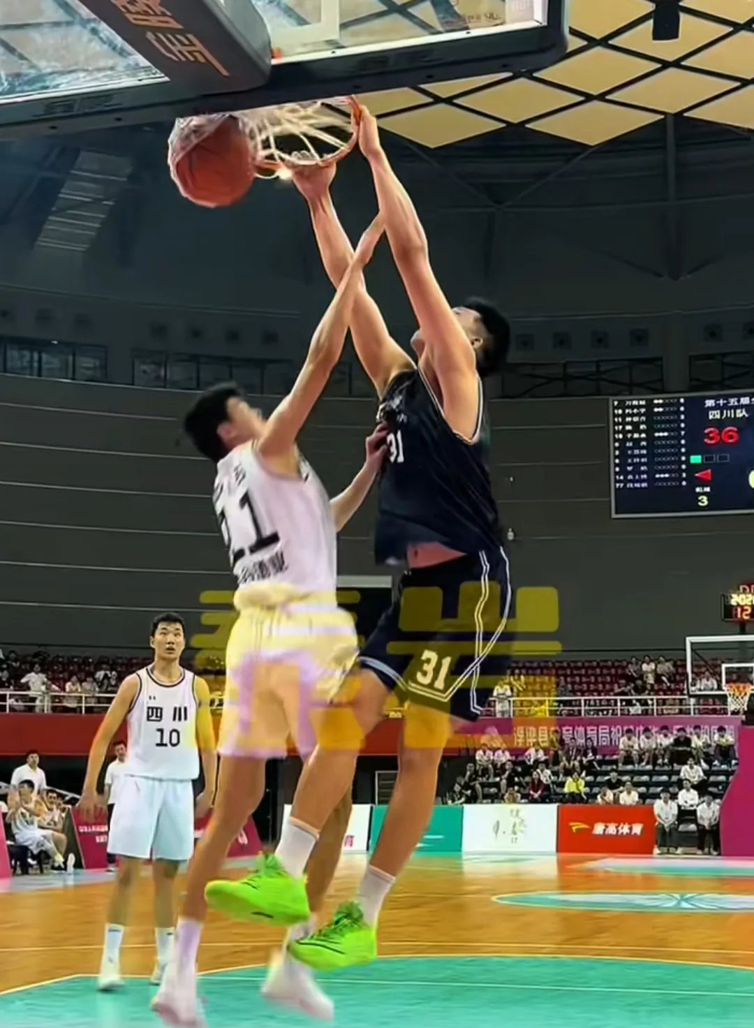 爱游戏下载-一场胜负未分的比赛，让球迷心情起伏不定