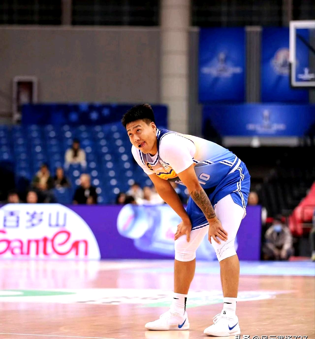 一场胜负未分的比赛,让球迷心情起伏不定 一场胜负未分的比赛,让球迷心情起伏不定