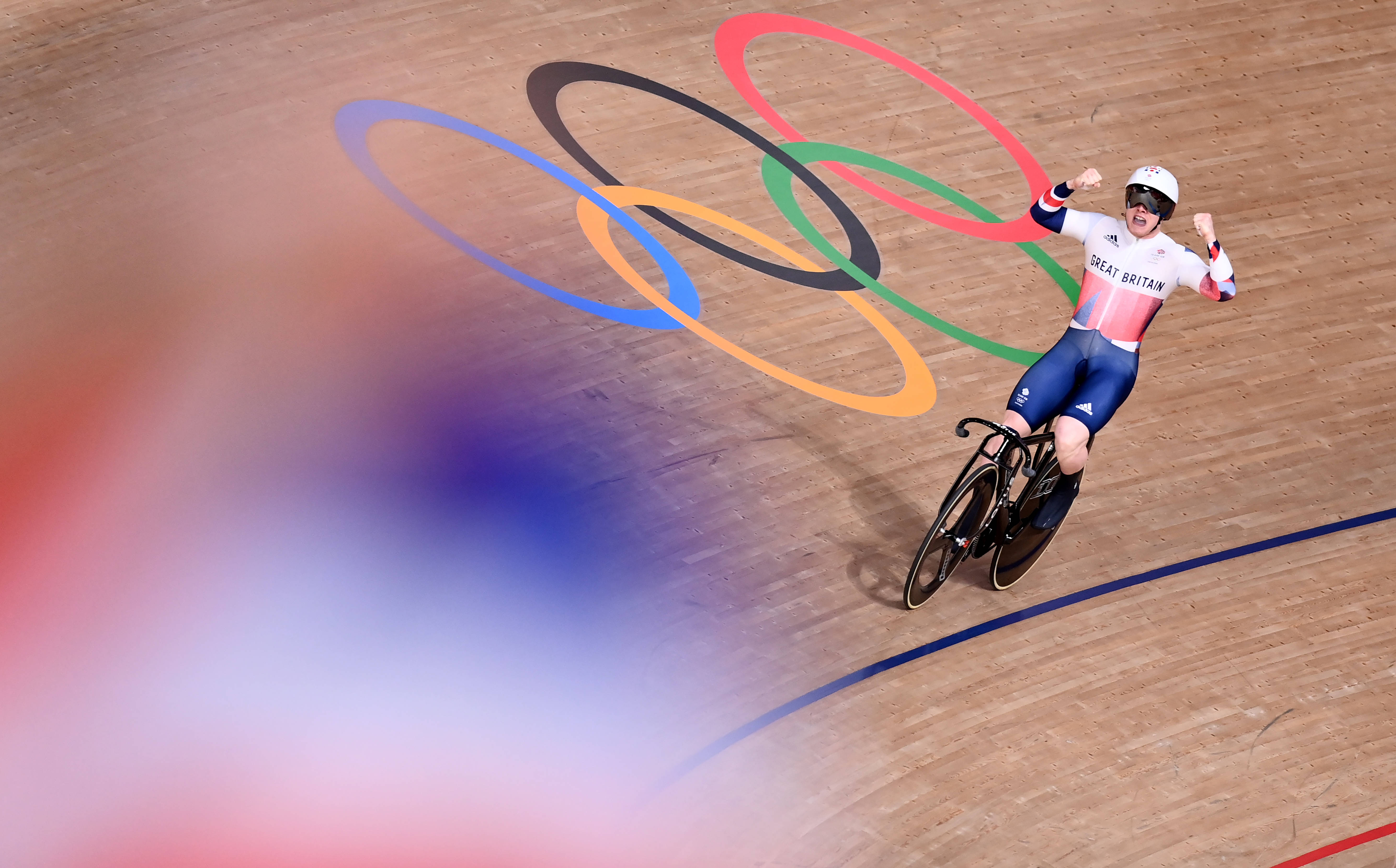 爱游戏课程-荷兰选手在自行车比赛中表现出色，夺冠