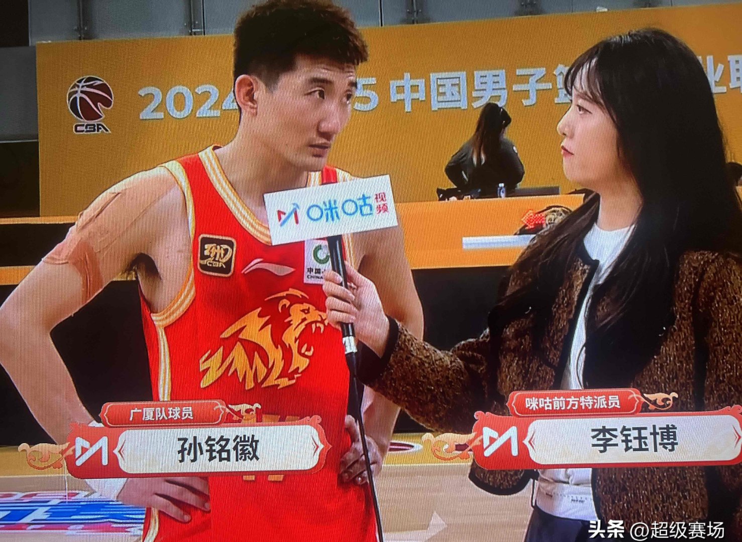 爱游戏官方-青岛队遭遇连败，主场惨败给广厦