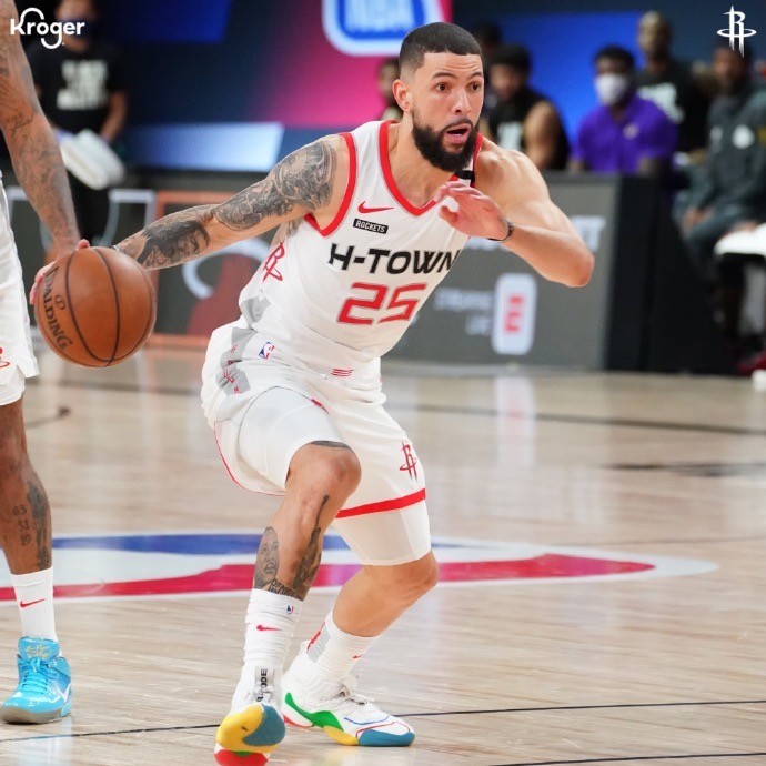 火箭队外线轮换频繁,稳定性受到质疑 火箭队外线轮换频繁,稳定性受到质疑