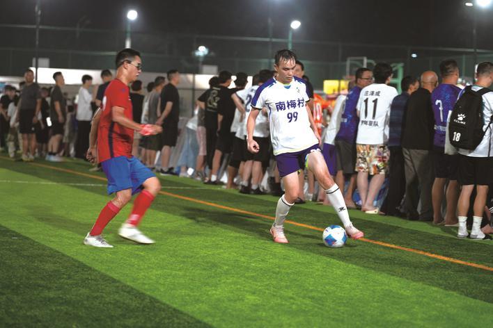 关于足球场上绿茵草埋下球员们飒爽身影的信息 关于足球场上绿茵草埋下球员们飒爽身影的信息