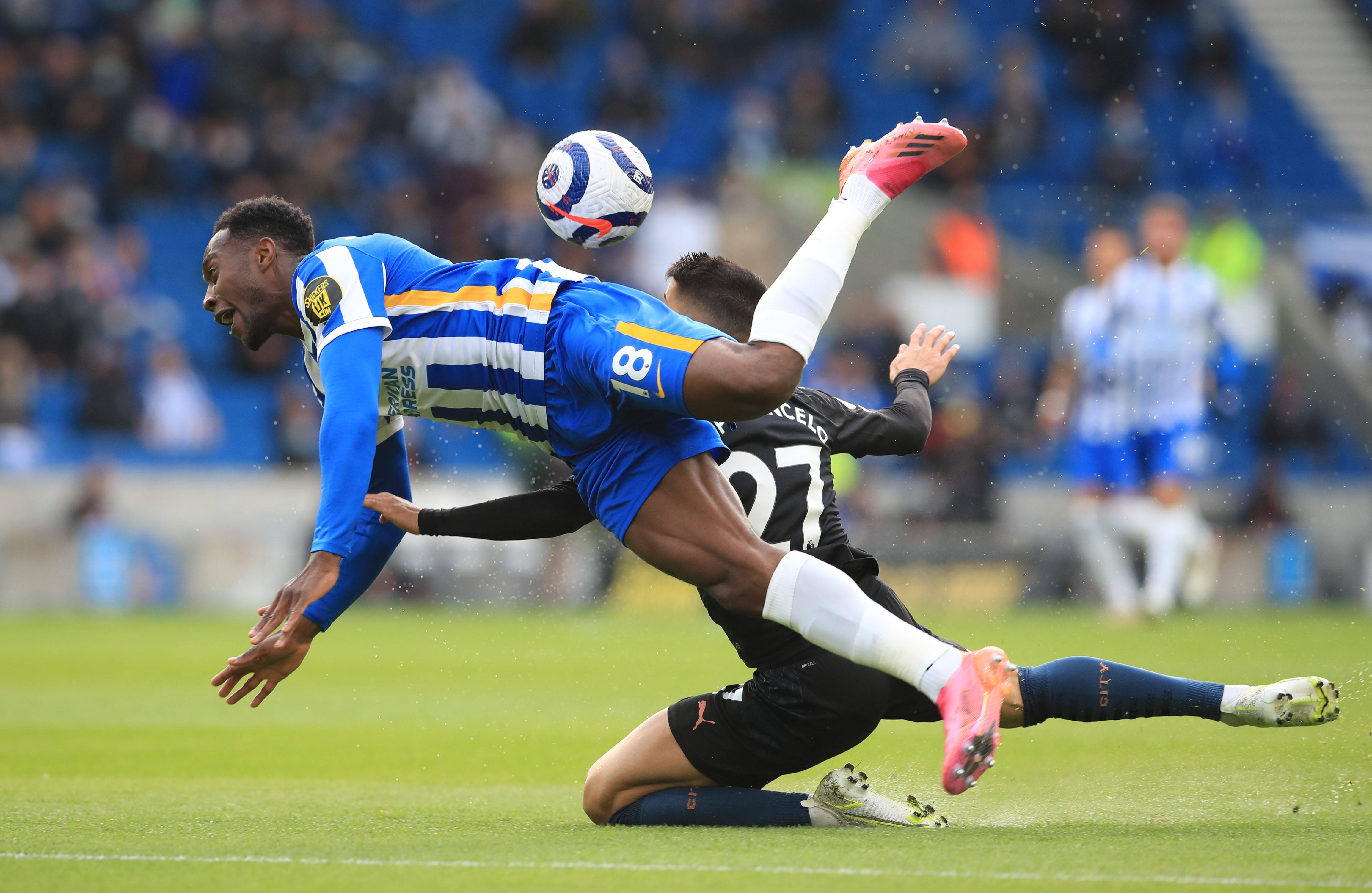 伯恩茅斯主场失分,英超名次下滑 伯恩茅斯主场失分,英超名次下滑