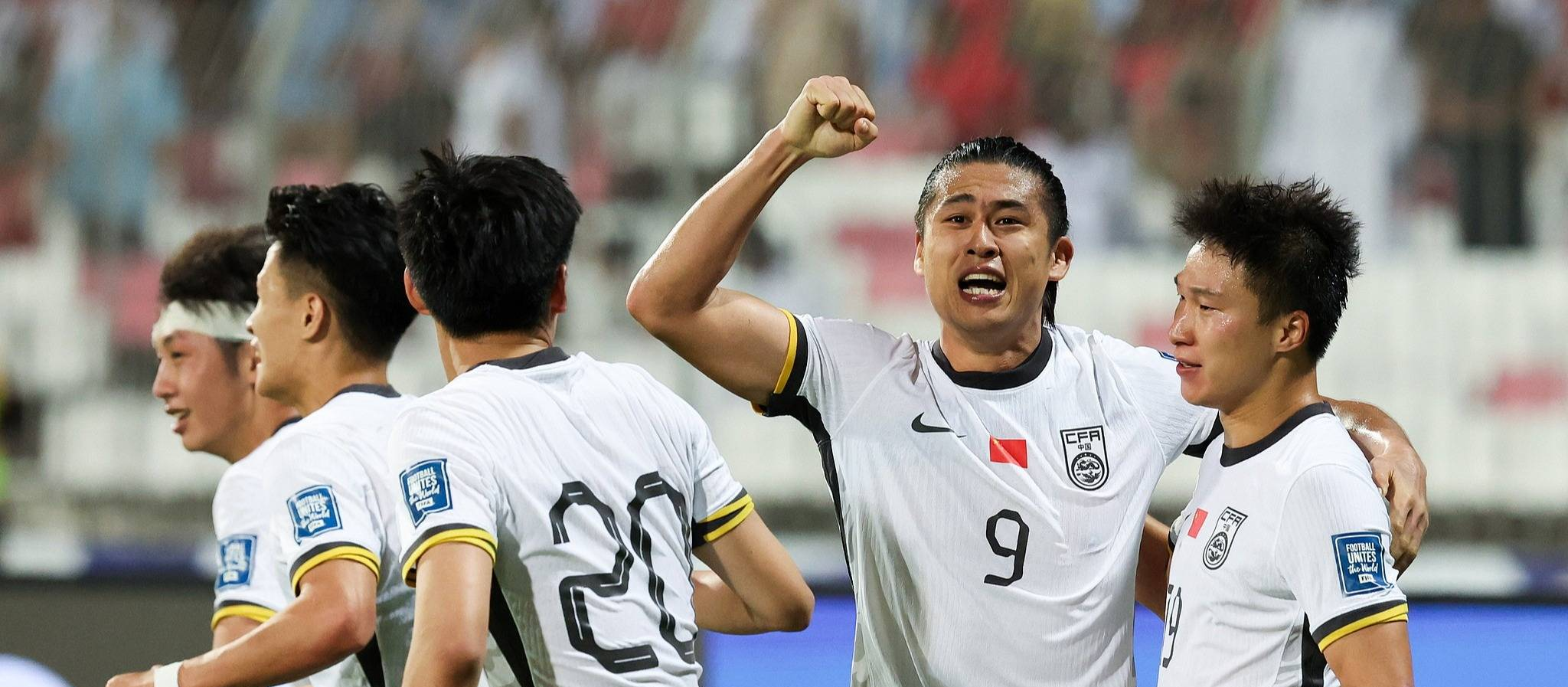 爱游戏官网-比赛中球员技艺娴熟，引发现场观众欢呼