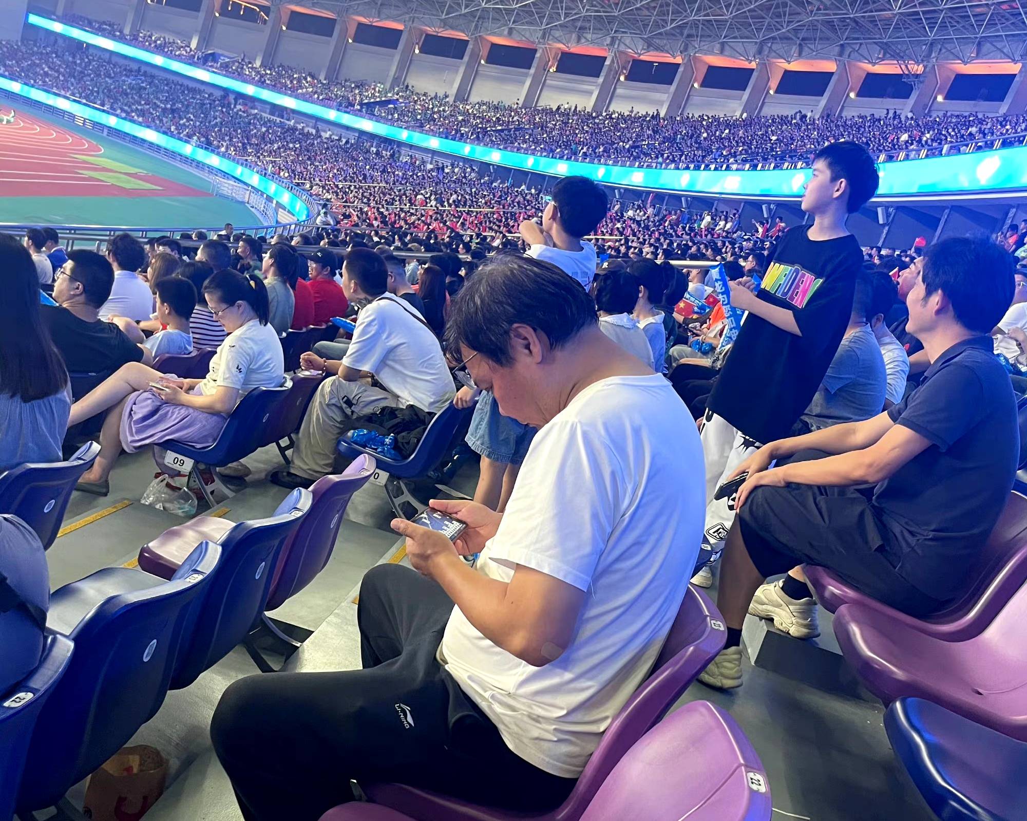 比赛中球员技艺娴熟,引发现场观众欢呼 比赛中球员技艺娴熟,引发现场观众欢呼