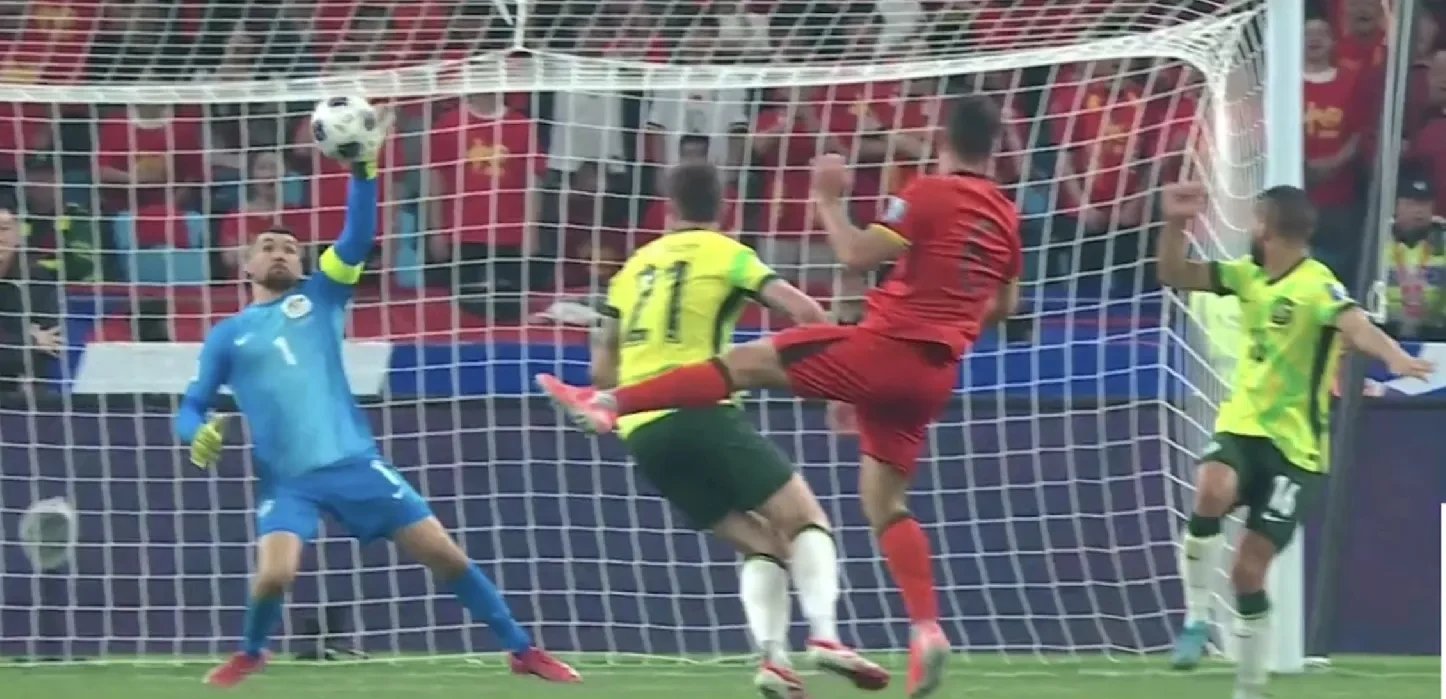 赛场上每一个瞬间都充满悬念和激情,观众目不转睛的简单介绍 赛场上每一个瞬间都充满悬念和激情,观众目不转睛的简单介绍