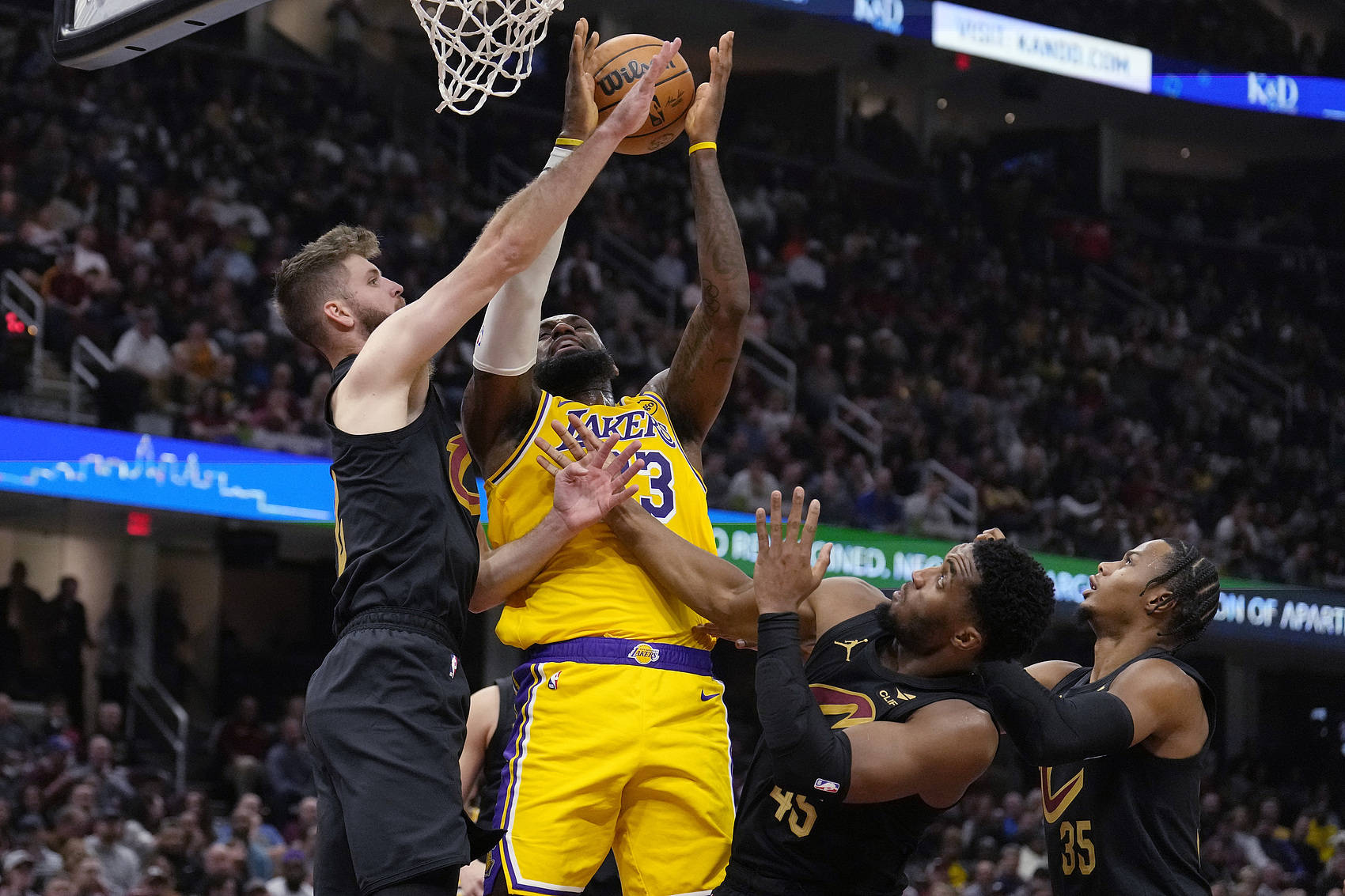 爱游戏网页版登录入口-湖人客场不敌雷霆，遭遇两连败