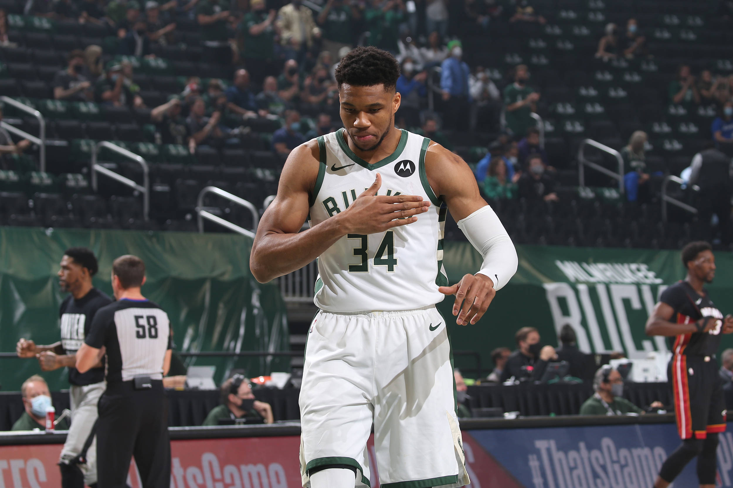 包含雄鹿轻松击败篮网,继续保持不败纪录的词条 包含雄鹿轻松击败篮网,继续保持不败纪录的词条